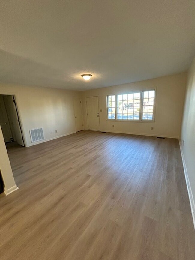 Building Photo - 3601 Hillcrest Dr