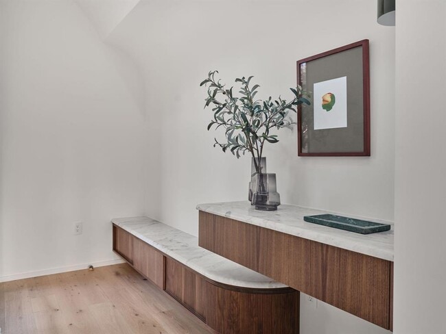 Building Photo - 2305 Westoak Dr