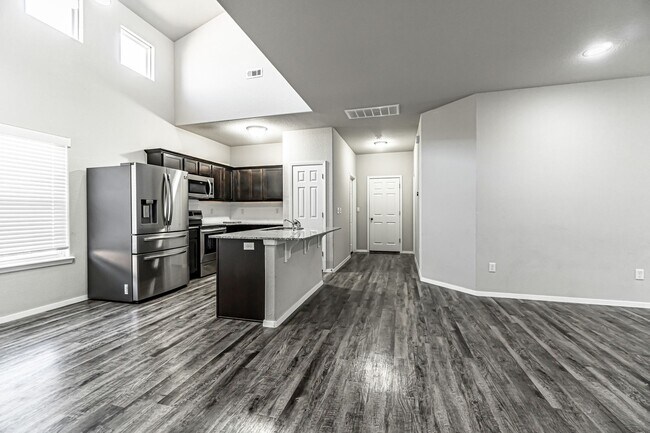 Building Photo - Welcome to this stunning 3-bedroom, 3-bathroom home located in the heart of Bentonville