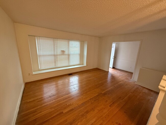 Building Photo - Beautiful Split level home with tons of upgrades!!