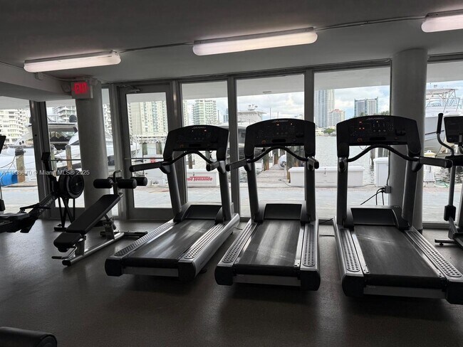 Building Photo - 900 Bay Dr