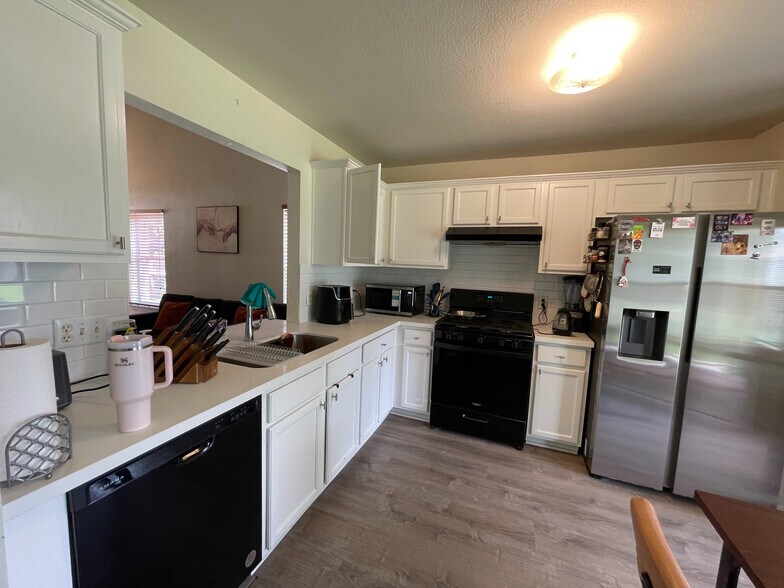 Building Photo - Room in Single Family Home on Socorro Bend