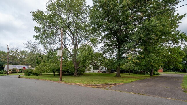 Building Photo - 1122 Lower Ferry Rd