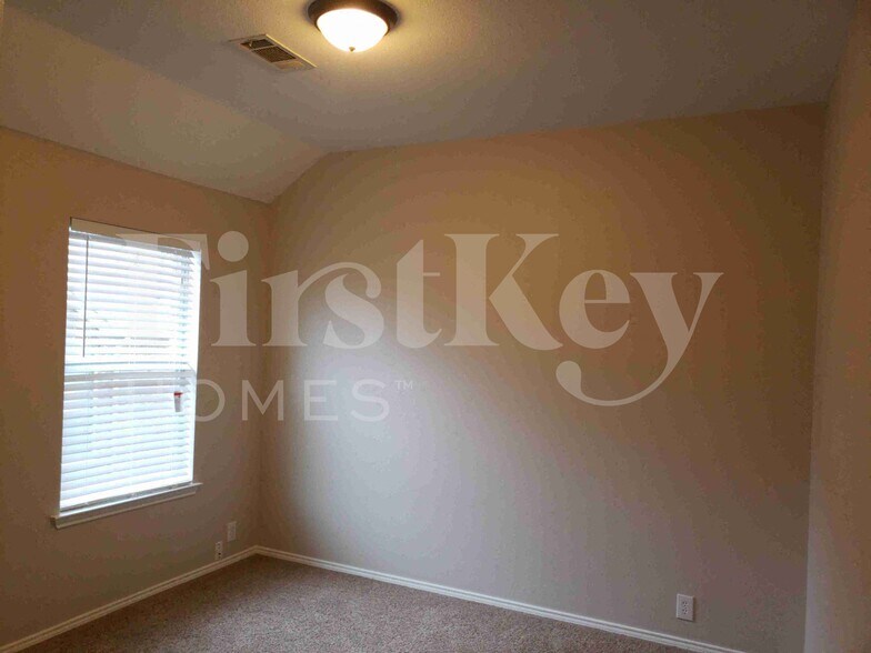 Building Photo - 707 Geary Dr