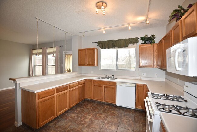 Building Photo - Cul-de-Sac Comfort + Backyard Bonus in Pfl...