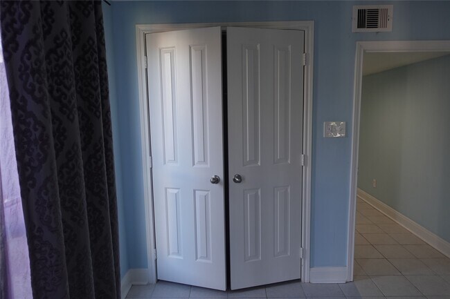 Building Photo - 1102 Winnie St