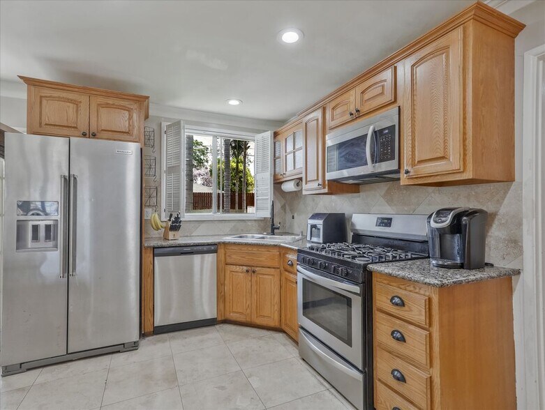 Building Photo - 3826 Burnside Ave