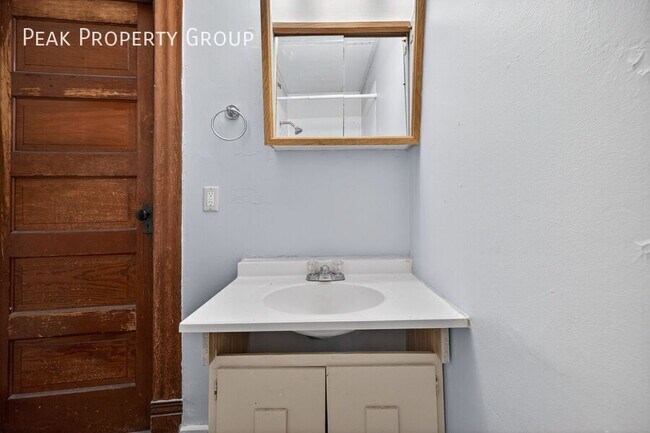 Building Photo - 2339 Rohs St