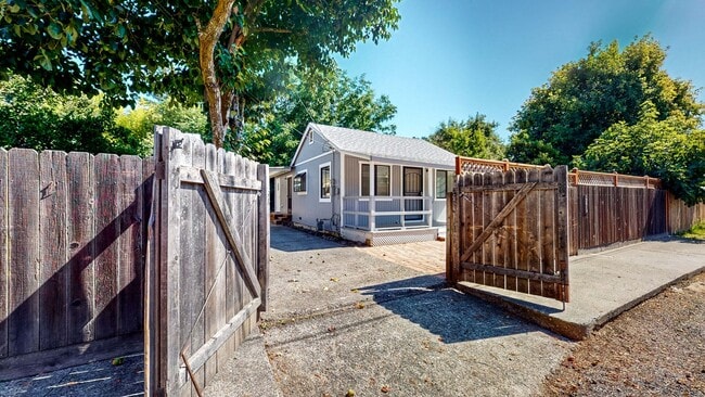 Building Photo - Charming 1 bedroom 1 bath Single Family home in Healdsburg! Water included!