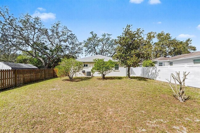 Building Photo - 9605 N Edison Ave