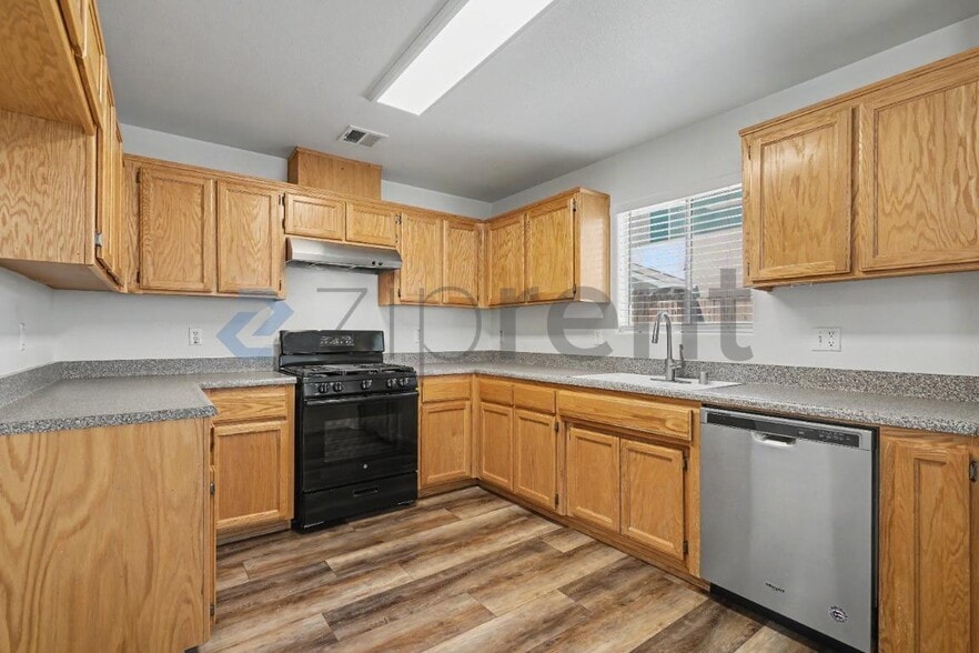 Building Photo - Unit D