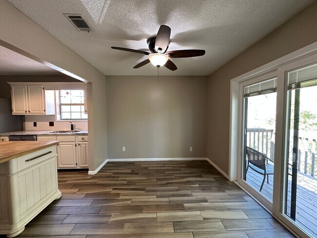 Building Photo - 2 bedroom 2 bath condo w/ balcony & garage...