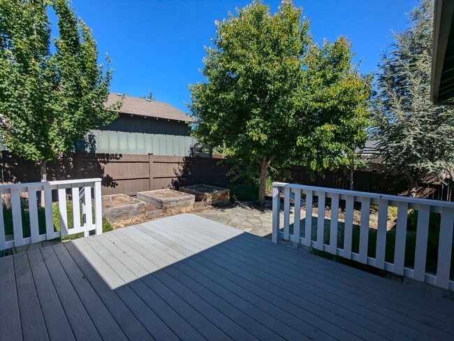 Building Photo - Gorgeous single-level 2x2 with an office\t...