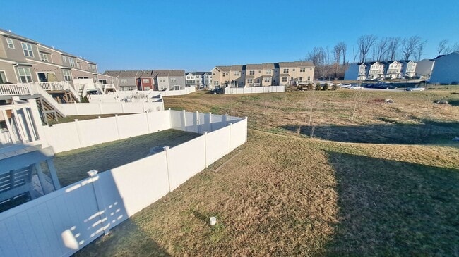 Building Photo - 3 Bed / 3-1/2 Bath Single Family Townhome