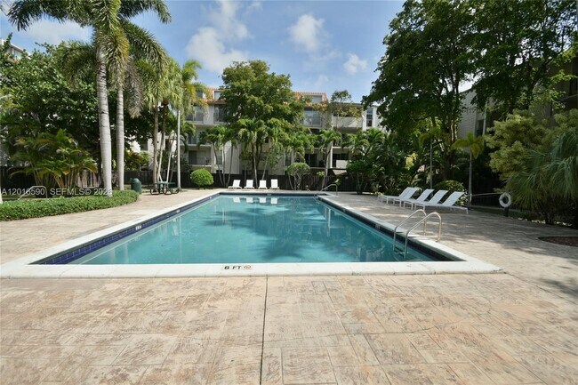 Building Photo - 6884 N Kendall Dr
