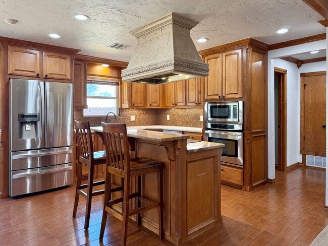 Building Photo - 6933 NW Eisenhower Dr