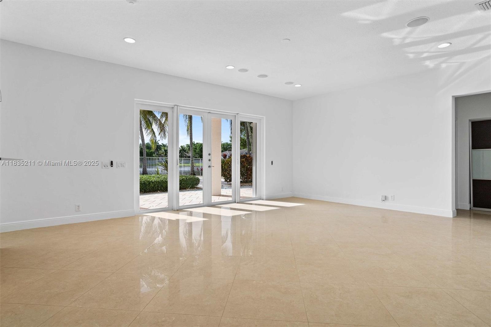 Building Photo - 926 Marina Dr
