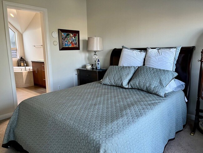 Building Photo - Queen Anne Townhome