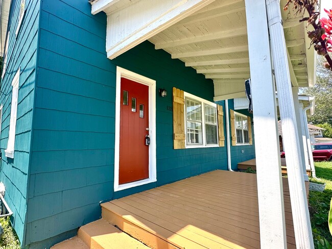 Building Photo - COMING FRIDAY!!!  Renovation Complete!   N...