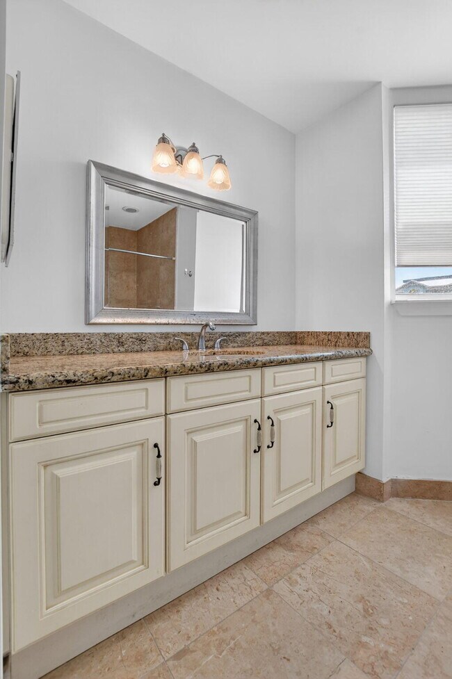 Building Photo - 616 SE 20th Ave