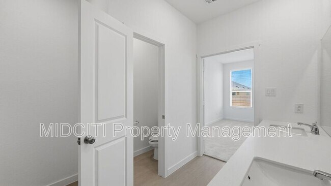 Building Photo - 1304 Apron Trl