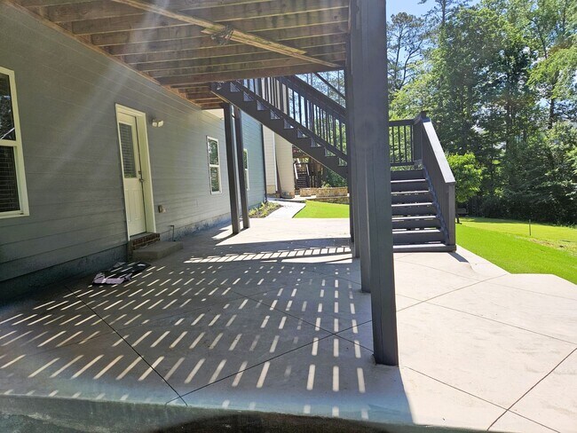 Building Photo - 5 Bedroom / 4 Bath Single Family Home