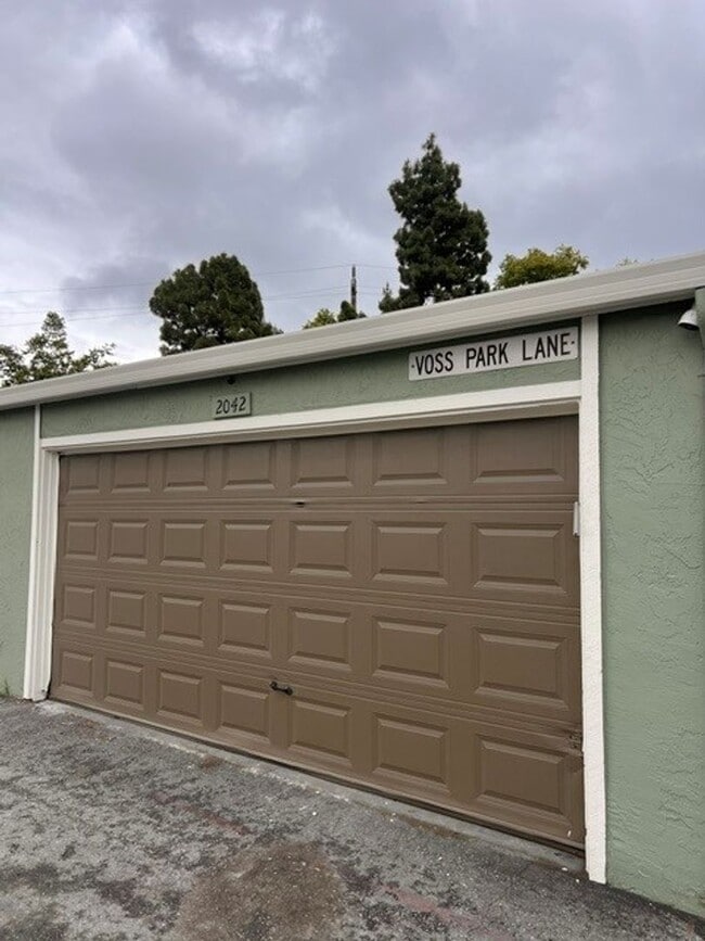Building Photo - Renovated 3 Bedroom/1 Bath Town Home