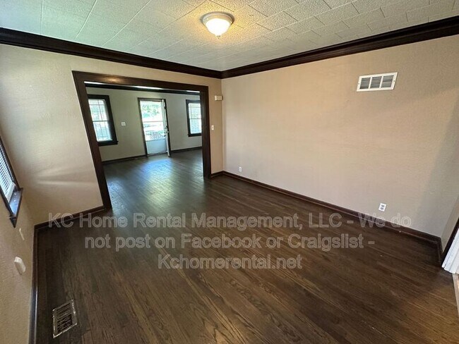 Building Photo - 6838 The Paseo