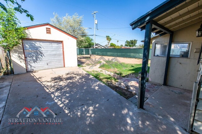 Building Photo - 1324 W Clarendon Ave