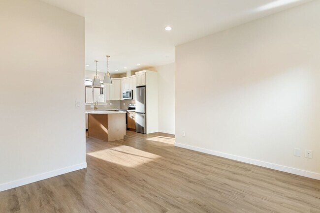 Building Photo - Halleck Townhomes Triplex