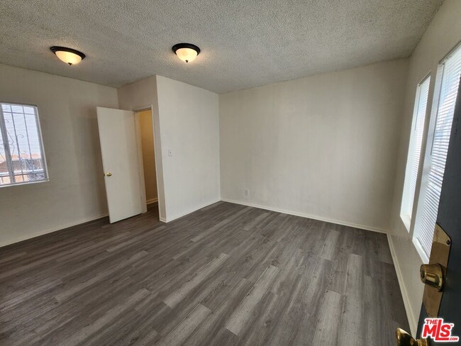 Building Photo - 534 W 47th St