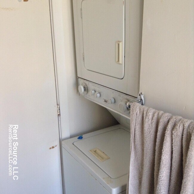 Building Photo - 8 Hingham St