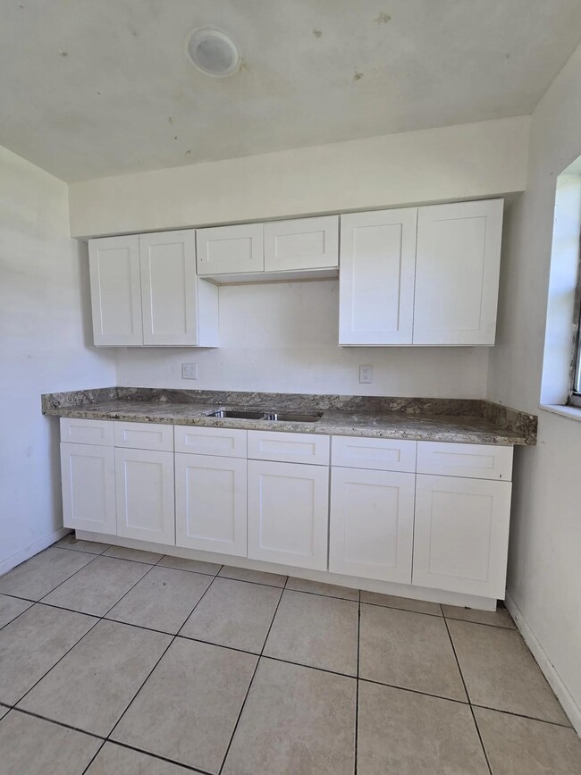 Building Photo - 1060 W Tee Cir