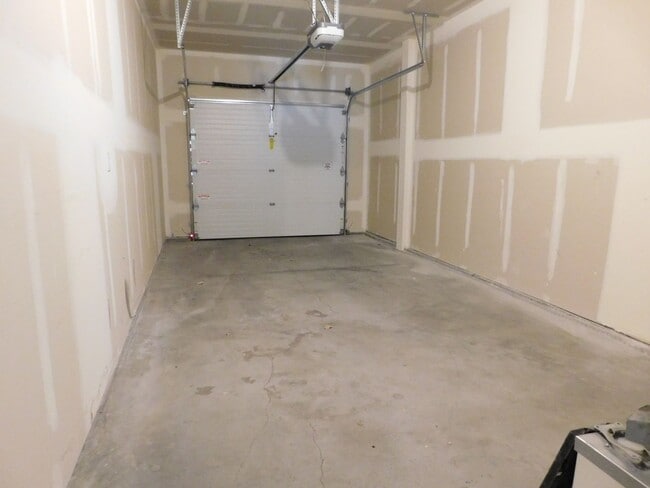 Building Photo - Condo Close to Shopping