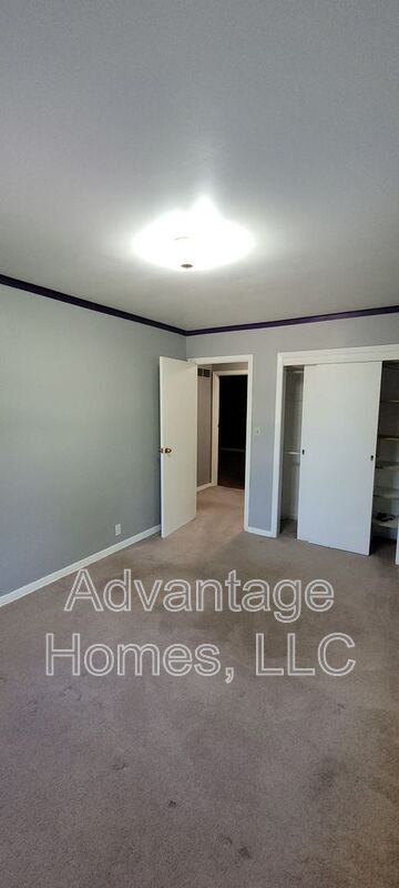 Building Photo - 8914 Grandview Dr