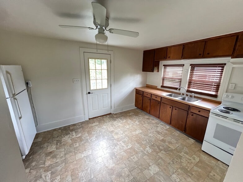 Building Photo - 3741 PA-257