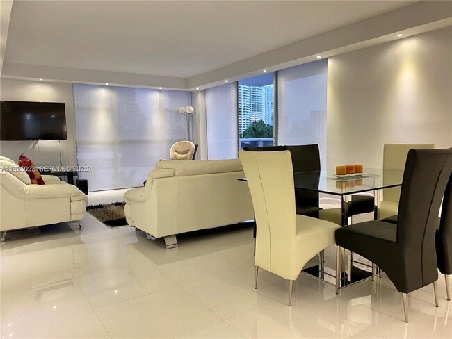 Building Photo - 3731 N Country Club Dr