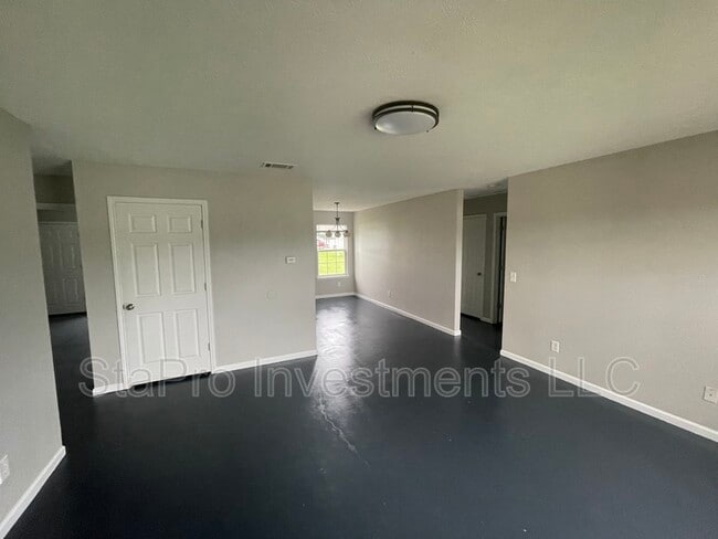 Building Photo - 110 Village Pl
