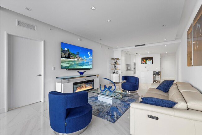 Building Photo - 700 NE 24th St