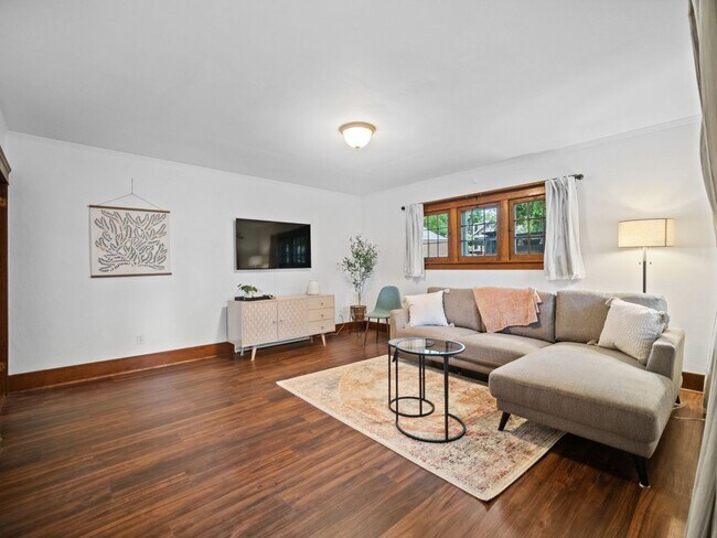 Building Photo - Charming Furnished 2BR Bungalow in Rockwood