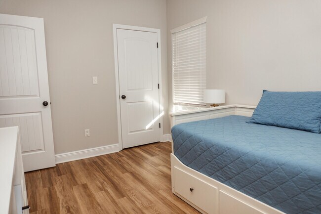 Building Photo - 2810 Pinnacle Point Dr