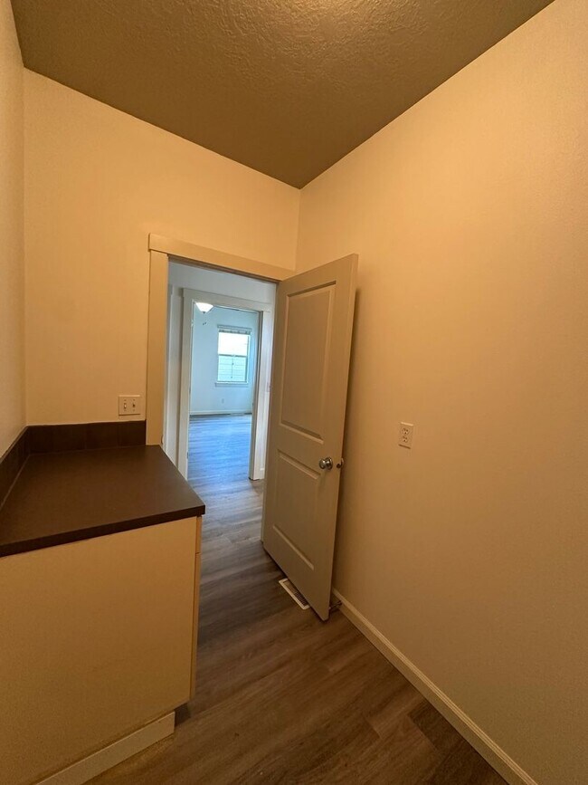 Building Photo - 3 Bedroom 2 Bath Home, New Paint, New LVP ...