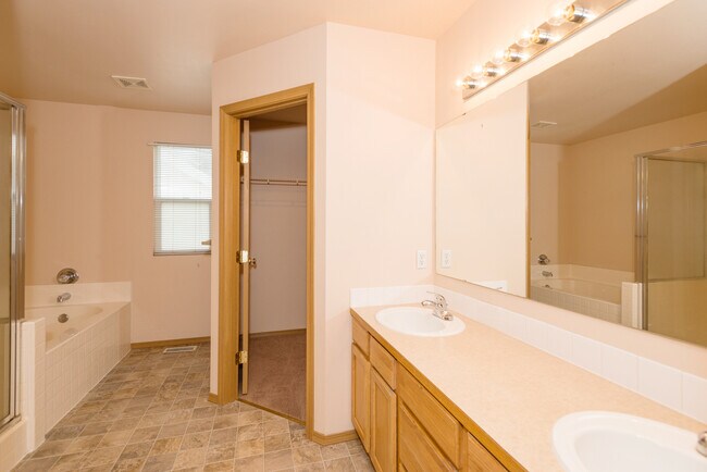 Building Photo - 4 Bedroom 2.5 Bath Home in Puyallup