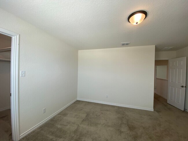 Building Photo - EDGEBROOK