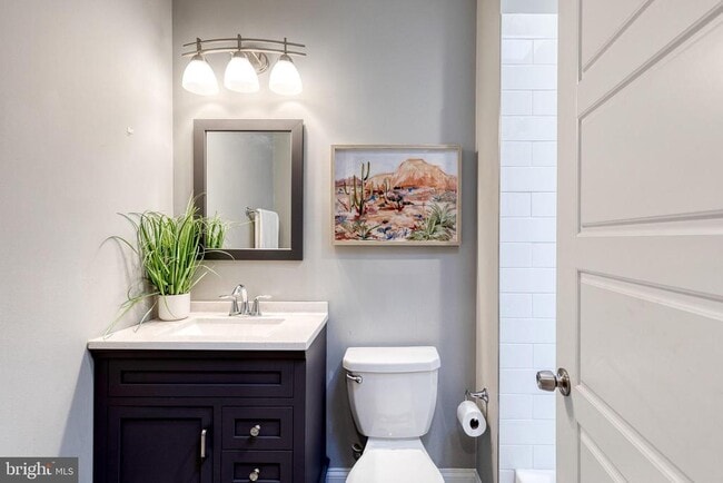 Building Photo - 626 S Curley St