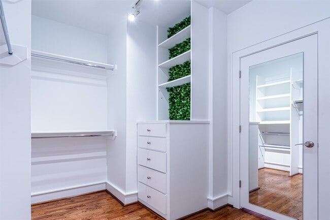 Building Photo - 5321 Lillian St