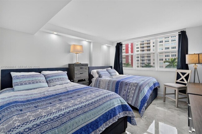 Building Photo - 3113 S Ocean Dr
