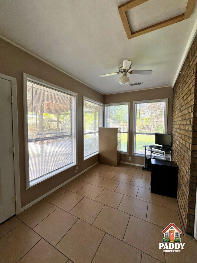 Building Photo - 410 E 4th St