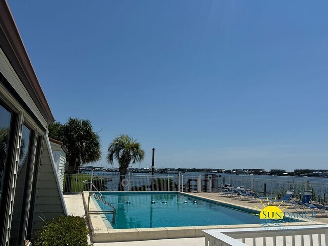 Building Photo - Waterfront 2 Bedroom Condo in Fountainhead!