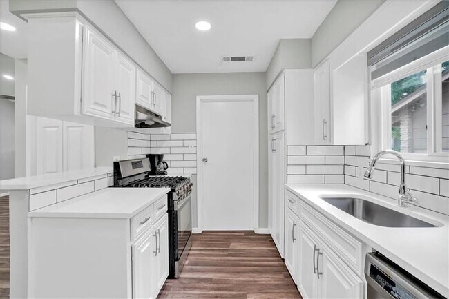 Building Photo - 8515 New Hampshire Dr
